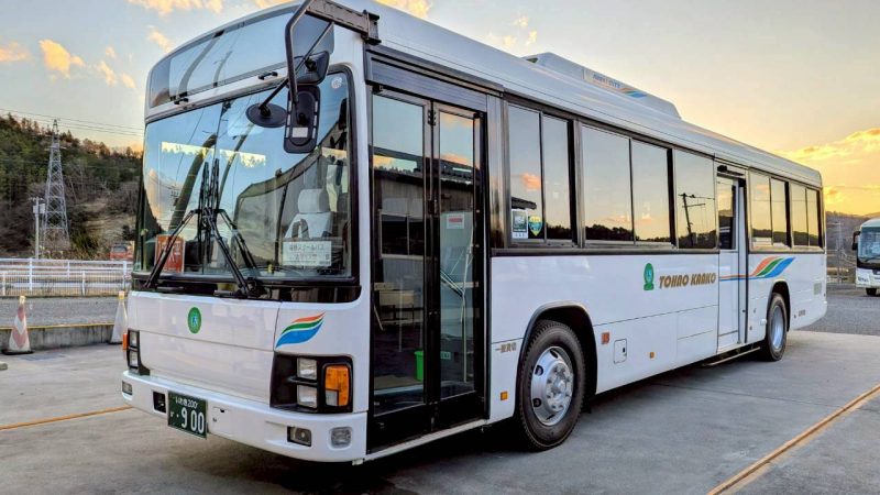 バスに会社名シール貼付け完了